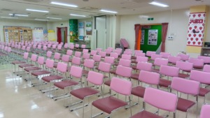 明治の工場見学フロアに設置されたアポロカラーのオリジナル椅子